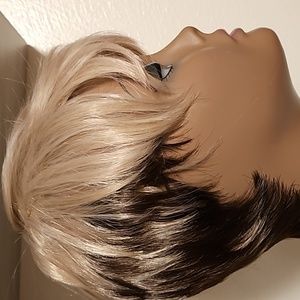 Synthetic wig. Blonde and brunette color